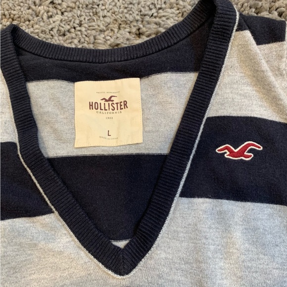 Hollister Striped Navy and Gray Pullover - Picture 4 of 4